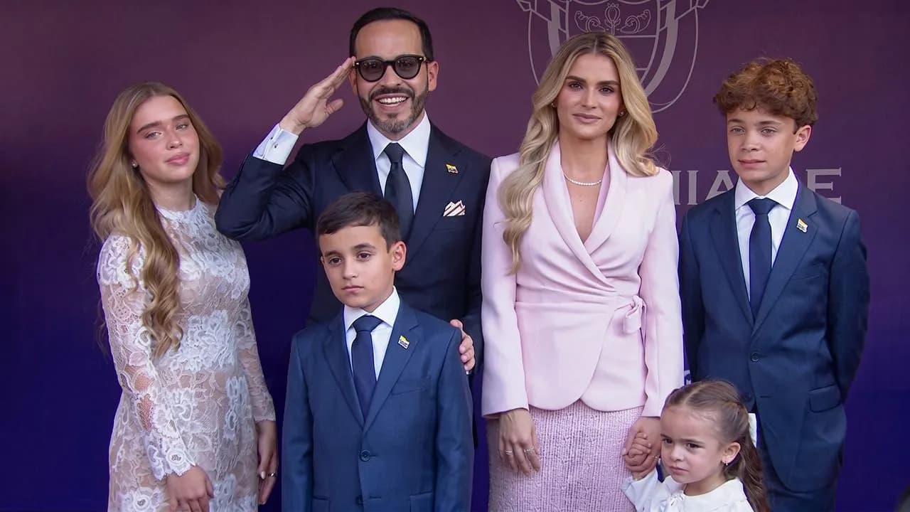 El presidente de Colombia, Abelardo de la Espriella, su esposa, Ana Lucía Pineda, y sus cuatro hijos —Lucía, Salvador, Filippo y Francesca—, durante la posesión, el pasado 7 de agosto, en Cali. El presidente de Colombia, Abelardo de la Espriella, su esposa, Ana Lucía Pineda, y sus cuatro hijos —Lucía, Salvador, Filippo y Francesca—, durante la posesión, el pasado 7 de agosto, en Cali.