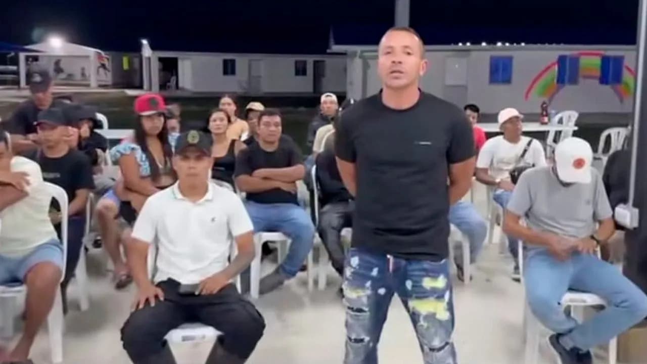 Rigoberto Suárez, excombatiente de los Comandos de la Frontera, se dirige al presidente Abelardo de la Espriella en un mensaje en el que reitera su voluntad de paz. Foto: captura de video. Rigoberto Suárez, excombatiente de los Comandos de la Frontera, se dirige al presidente Abelardo de la Espriella en un mensaje en el que reitera su voluntad de paz. Foto: captura de video.