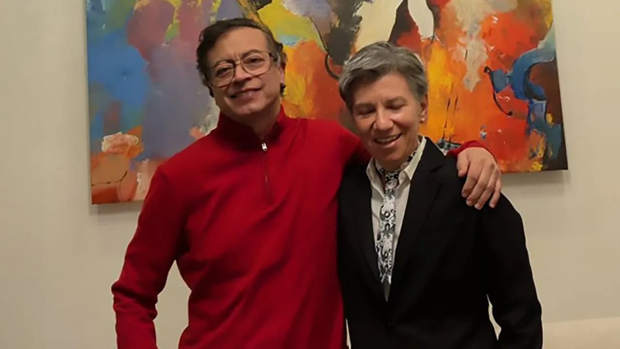 Gustavo Petro y la exalcaldesa y aspirante presidencial Claudia López, en una imagen publicada en sus redes sociales por el expresidente de la República. Gustavo Petro y la exalcaldesa y aspirante presidencial Claudia López, en una imagen publicada en sus redes sociales por el expresidente de la República.