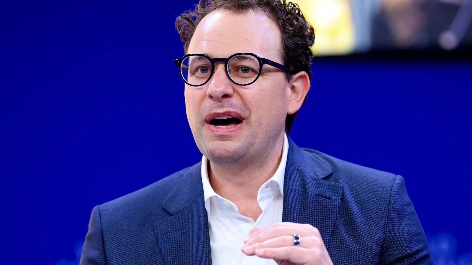 Dario Amodei, CEO de Anthropic: "Debemos frenar el ritmo al que mejoramos las capacidades de los modelos de IA" Dario Amodei, CEO de Anthropic: "Debemos frenar el ritmo al que mejoramos las capacidades de los modelos de IA"