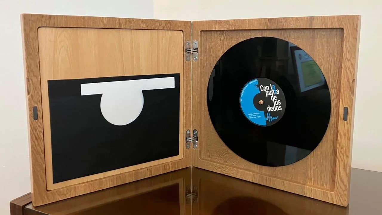 Con la punta de los dedos vuelve con su tercera exposición: 11 obras que nacen de la música, la palabra y la plástica Con la punta de los dedos vuelve con su tercera exposición: 11 obras que nacen de la música, la palabra y la plástica