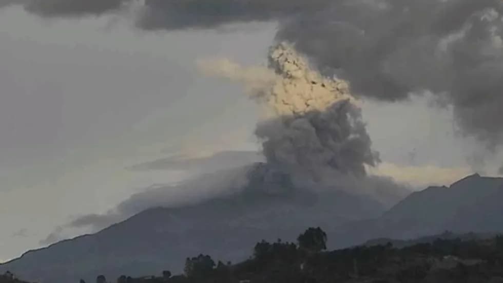 Volcán Puracé se mantiene en su nivel máximo de actividad y provoca el cierre del aeropuerto de Popayán Volcán Puracé se mantiene en su nivel máximo de actividad y provoca el cierre del aeropuerto de Popayán