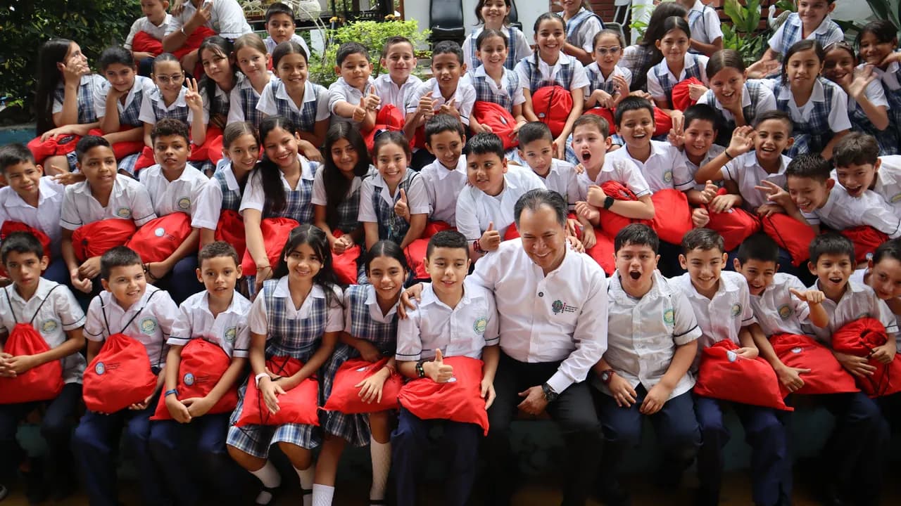 Más de 97.000 estudiantes de Norte de Santander ya cuentan con nuevos uniformes escolares Más de 97.000 estudiantes de Norte de Santander ya cuentan con nuevos uniformes escolares