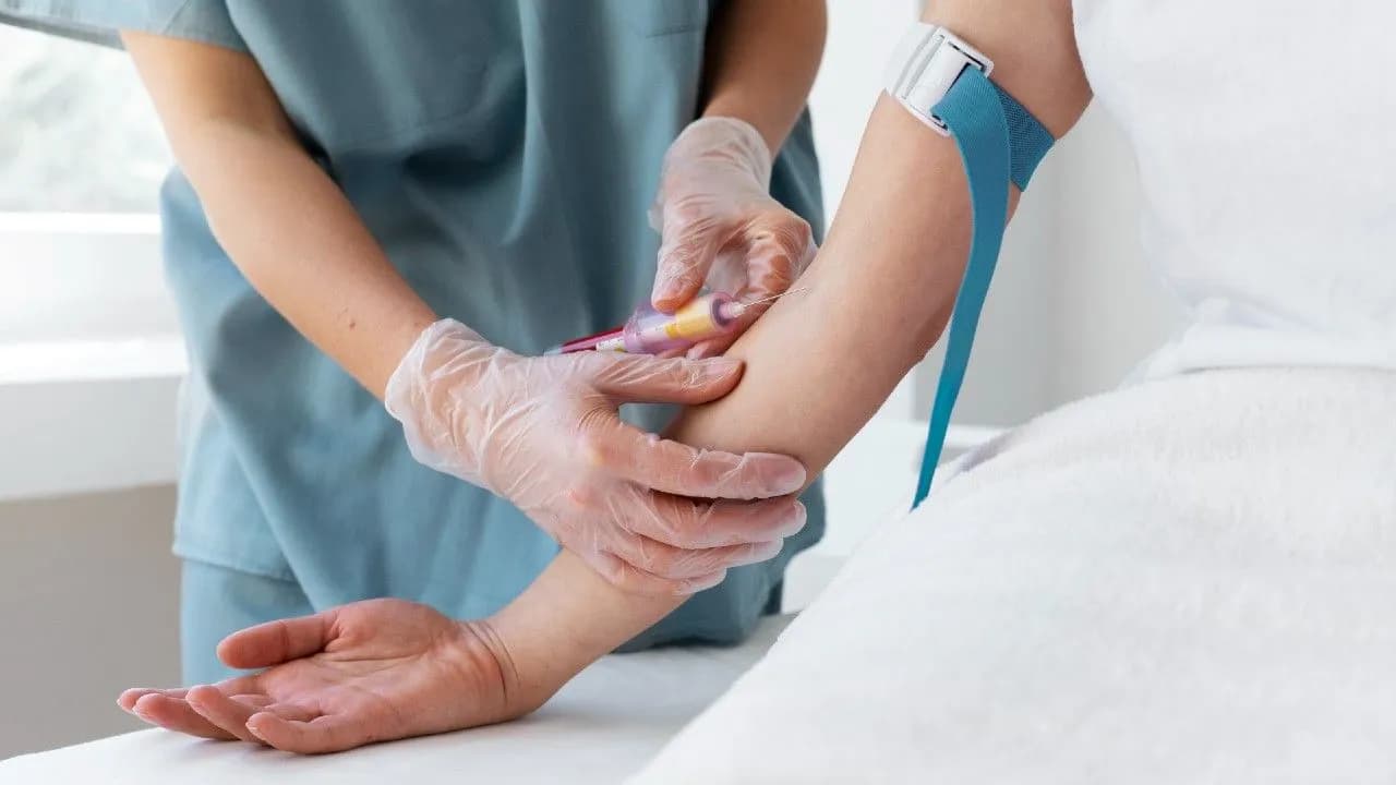 photologuephotos2023-10profesional-salud-alto-angulo-que-extrae-sangre-tratamiento-prpjpg photologuephotos2023-10profesional-salud-alto-angulo-que-extrae-sangre-tratamiento-prpjpg