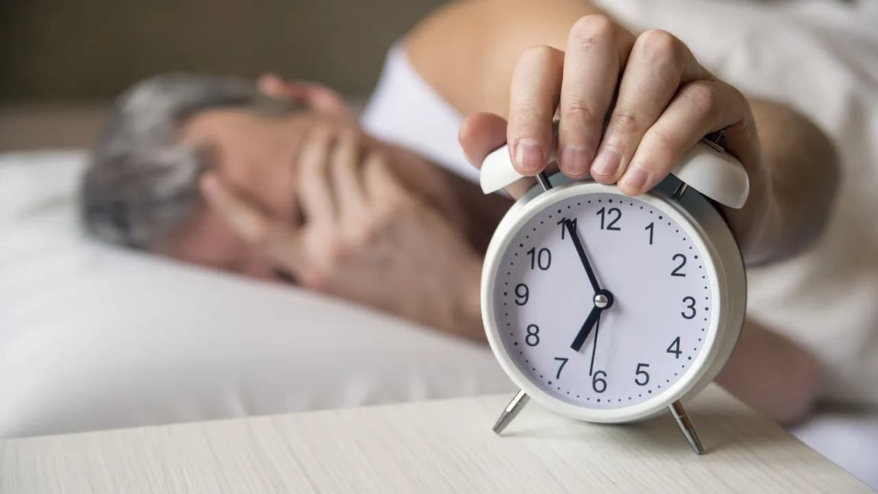 photologuephotos2023-09hombre-acostado-cama-apagar-despertador-manana-7-am-atractivo-hombre-durmiendo-su-dormitorio-hombre-molesto-despertado-despertador-su-dormitorio_1jpg photologuephotos2023-09hombre-acostado-cama-apagar-despertador-manana-7-am-atractivo-hombre-durmiendo-su-dormitorio-hombre-molesto-despertado-despertador-su-dormitorio_1jpg