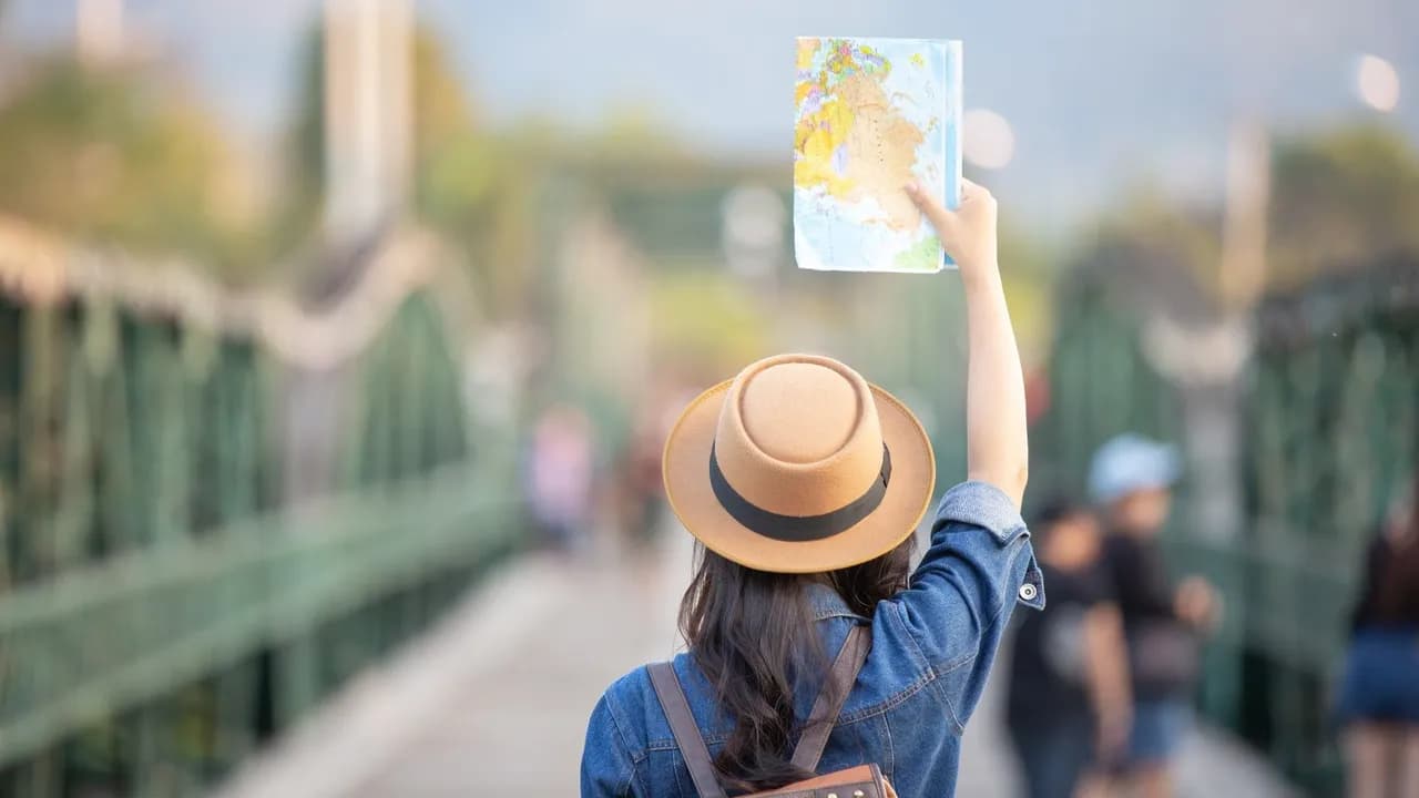 photologuephotos2023-09mujeres-turistas-mano-tienen-feliz-mapa-viajejpg photologuephotos2023-09mujeres-turistas-mano-tienen-feliz-mapa-viajejpg