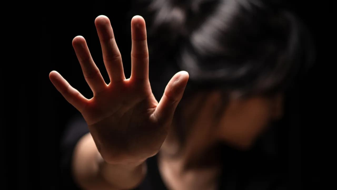photologuephotos2023-10mujer-su-mano-extendida-senalando-que-parejpg photologuephotos2023-10mujer-su-mano-extendida-senalando-que-parejpg