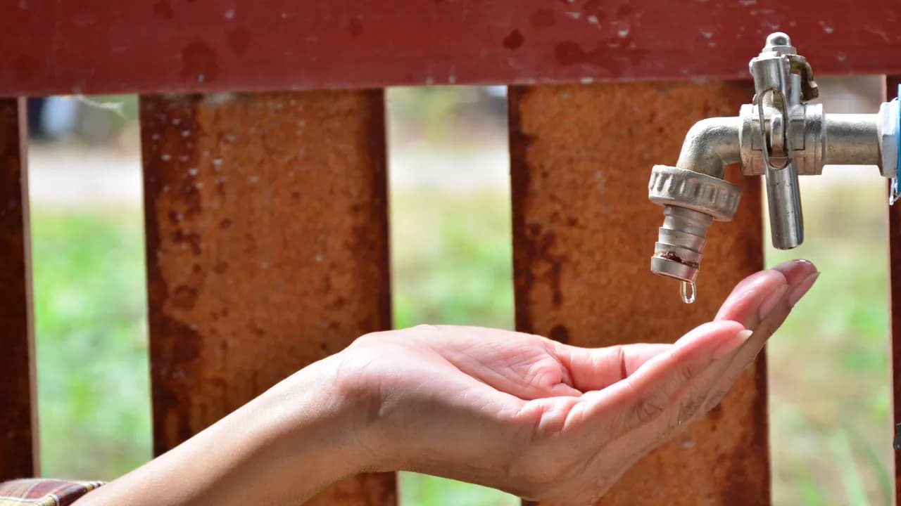photologuephotos2023-10gota-agua-grifo-agua-mano-persona-agua-menos-critico_1jpg photologuephotos2023-10gota-agua-grifo-agua-mano-persona-agua-menos-critico_1jpg
