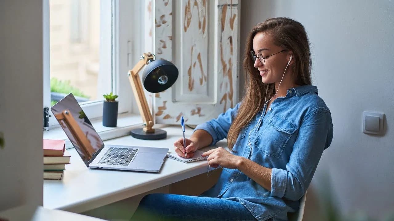 photologuephotos2023-10estudiante-mujer-inteligente-sonriente-joven-casual-auriculares-satisfecho-aprendizaje-idiomas-extranjeros-mujer-tomando-notas-portatil-visualizacion-cursos-video-seminarios-web-educacion-linea_1jpg photologuephotos2023-10estudiante-mujer-inteligente-sonriente-joven-casual-auriculares-satisfecho-aprendizaje-idiomas-extranjeros-mujer-tomando-notas-portatil-visualizacion-cursos-video-seminarios-web-educacion-linea_1jpg