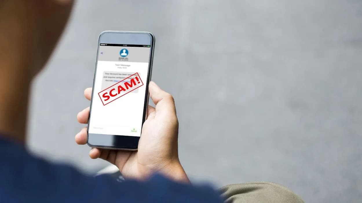 photologuephotos2023-12mensaje-texto-sms-estafa-o-concepto-phishing-manos-hombre-telefono-inteligente_1jpg photologuephotos2023-12mensaje-texto-sms-estafa-o-concepto-phishing-manos-hombre-telefono-inteligente_1jpg