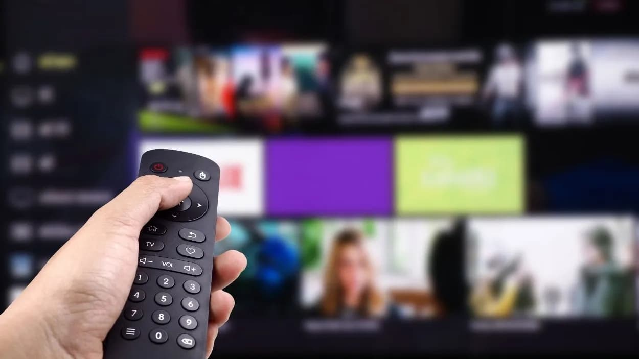 photologuephotos2024-01mano-que-sostiene-control-remoto-tv-smart-tv_1jpg photologuephotos2024-01mano-que-sostiene-control-remoto-tv-smart-tv_1jpg