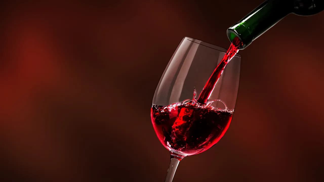photologuephotos2023-11vierte-vino-tinto-copa-vino-primer-plano_1jpg photologuephotos2023-11vierte-vino-tinto-copa-vino-primer-plano_1jpg