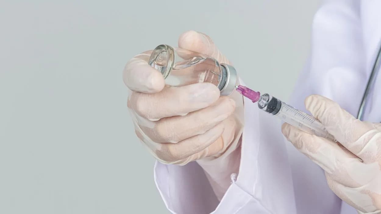 photologuephotos2024-02young-doctor-is-holding-hypodermic-syringe-with-vaccine-vial-rubber-gloves-gray-wall_1jpg photologuephotos2024-02young-doctor-is-holding-hypodermic-syringe-with-vaccine-vial-rubber-gloves-gray-wall_1jpg