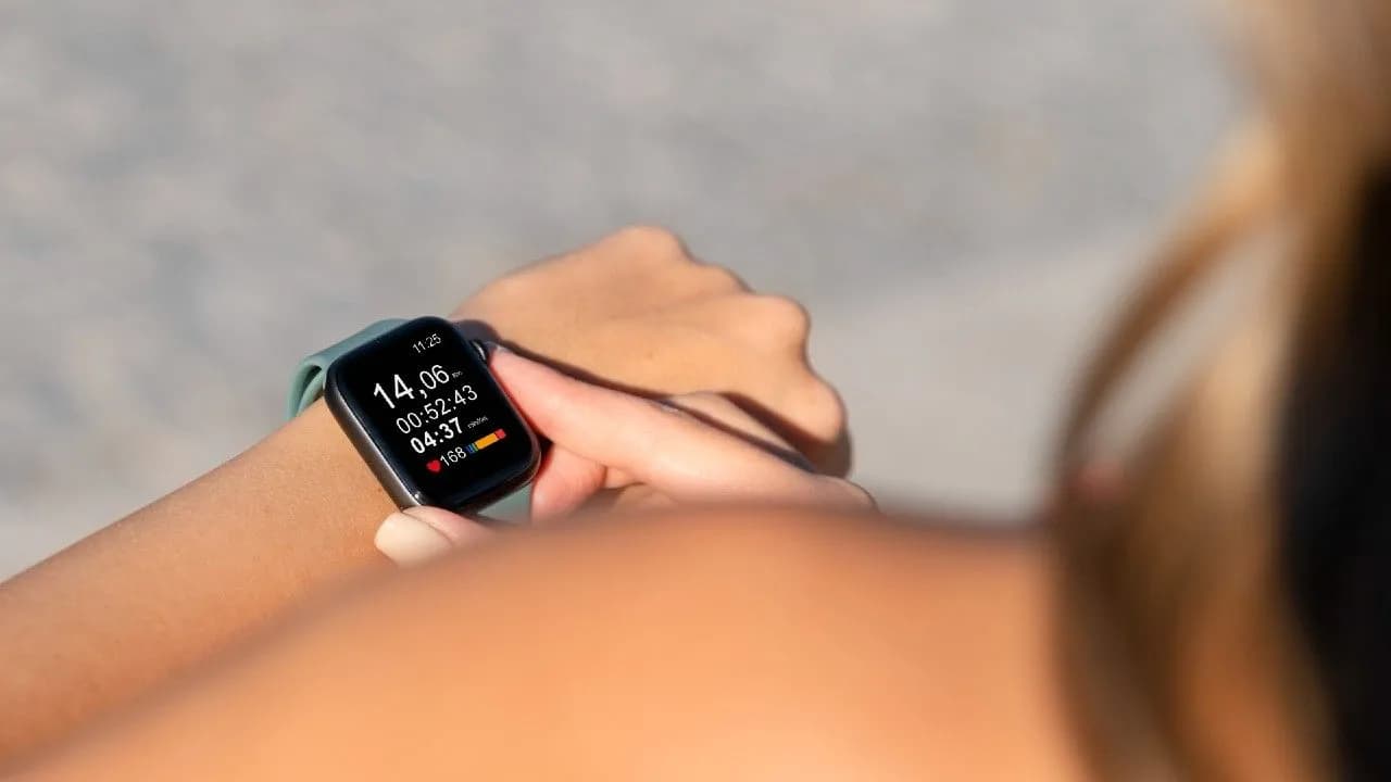 photologuephotos2023-12cerrar-mano-usando-smartwatch_1jpg photologuephotos2023-12cerrar-mano-usando-smartwatch_1jpg
