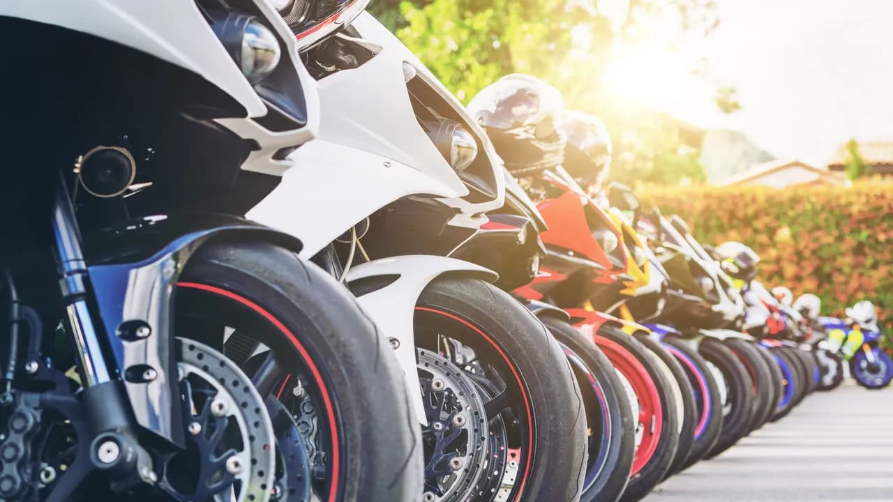 photologuephotos2024-03motorcycles-group-parking-city-street-summer_1jpg photologuephotos2024-03motorcycles-group-parking-city-street-summer_1jpg