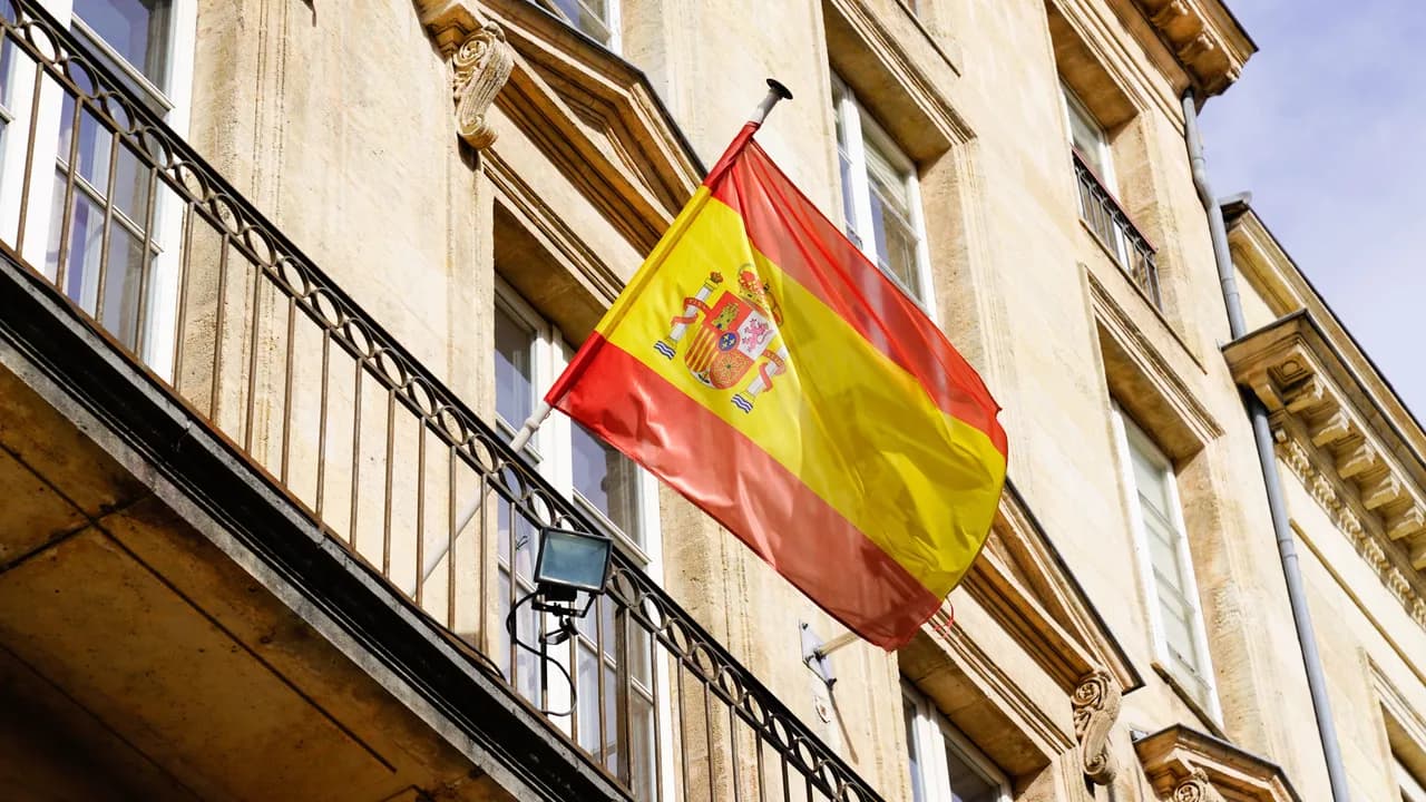 photologuephotos2024-01bandera-espana-ondeando-frente-al-fondo-clasico-edificio-oficial_1jpg photologuephotos2024-01bandera-espana-ondeando-frente-al-fondo-clasico-edificio-oficial_1jpg