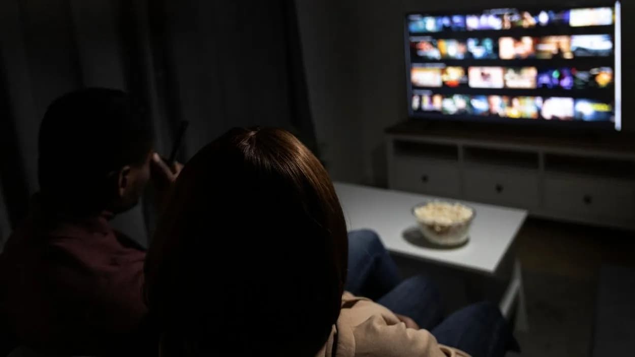 photologuephotos2024-02couple-watching-streaming-service-together-home-indoors_1jpg photologuephotos2024-02couple-watching-streaming-service-together-home-indoors_1jpg