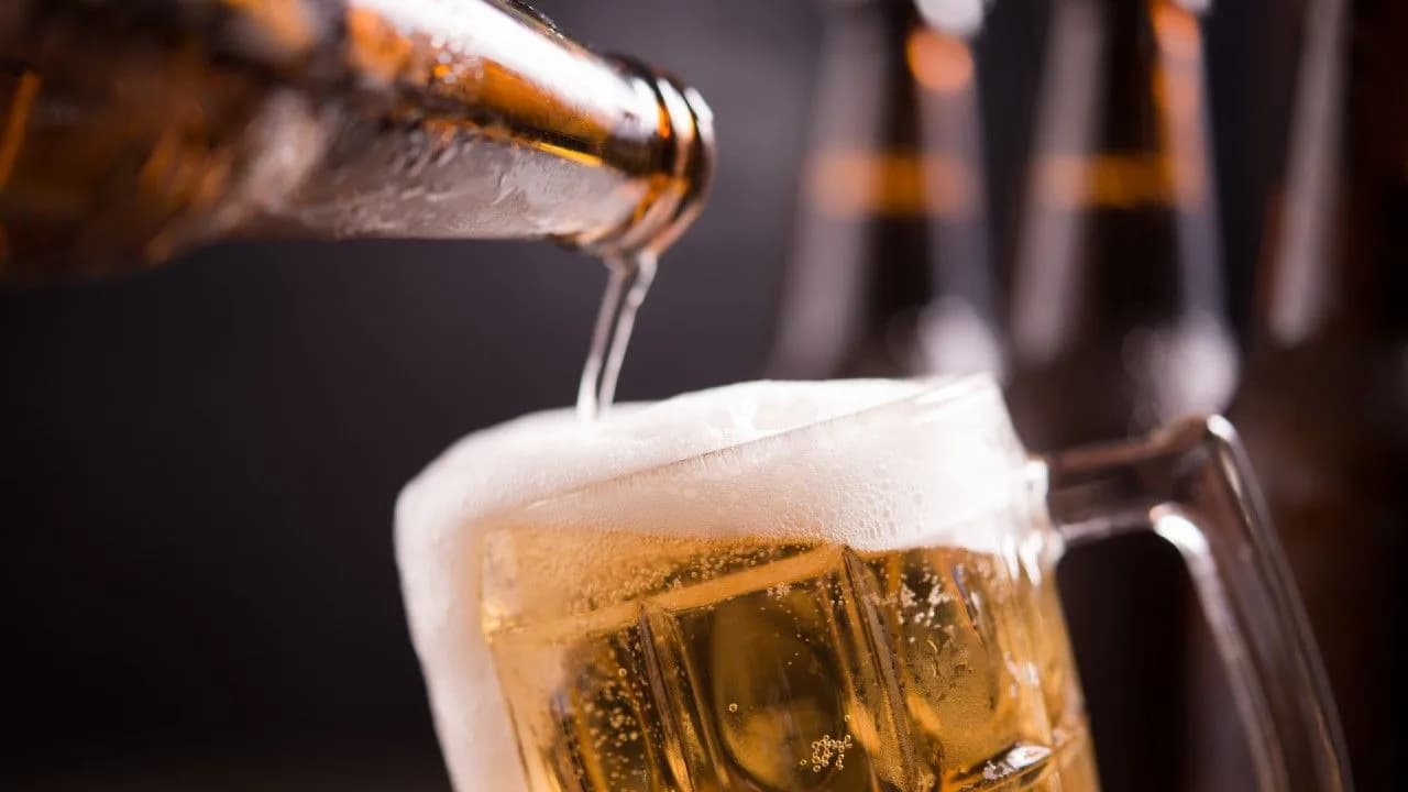 photologuephotos2024-01botellas-vidrio-cerveza-vidrio-hielo-sobre-fondo-oscurojpg photologuephotos2024-01botellas-vidrio-cerveza-vidrio-hielo-sobre-fondo-oscurojpg