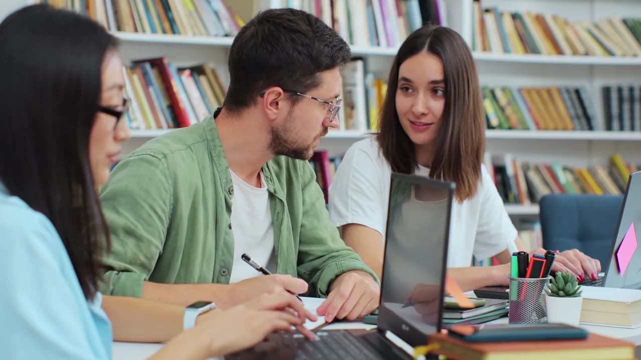 photologuephotos2024-01estudiantes-amistosos-sientan-escritorio-escritura-biblioteca-discuten-proyecto-colaborativo-que-prepara-examenes-escuela-secundaria-concepto-estudio-educacion-universitaria_1jpg photologuephotos2024-01estudiantes-amistosos-sientan-escritorio-escritura-biblioteca-discuten-proyecto-colaborativo-que-prepara-examenes-escuela-secundaria-concepto-estudio-educacion-universitaria_1jpg