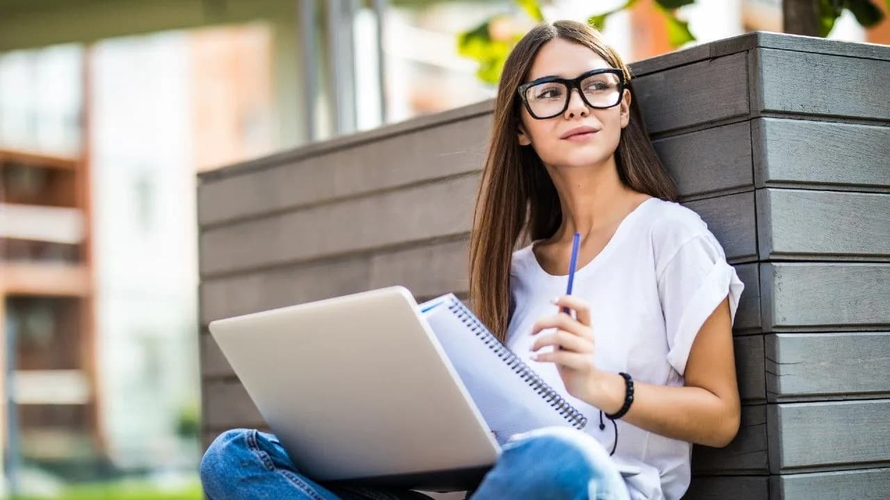photologuephotos2024-03happy-young-woman-casual-outfit-glasses-using-modern-laptop-making-notes-while-sitting-bench-city-streetjpg photologuephotos2024-03happy-young-woman-casual-outfit-glasses-using-modern-laptop-making-notes-while-sitting-bench-city-streetjpg