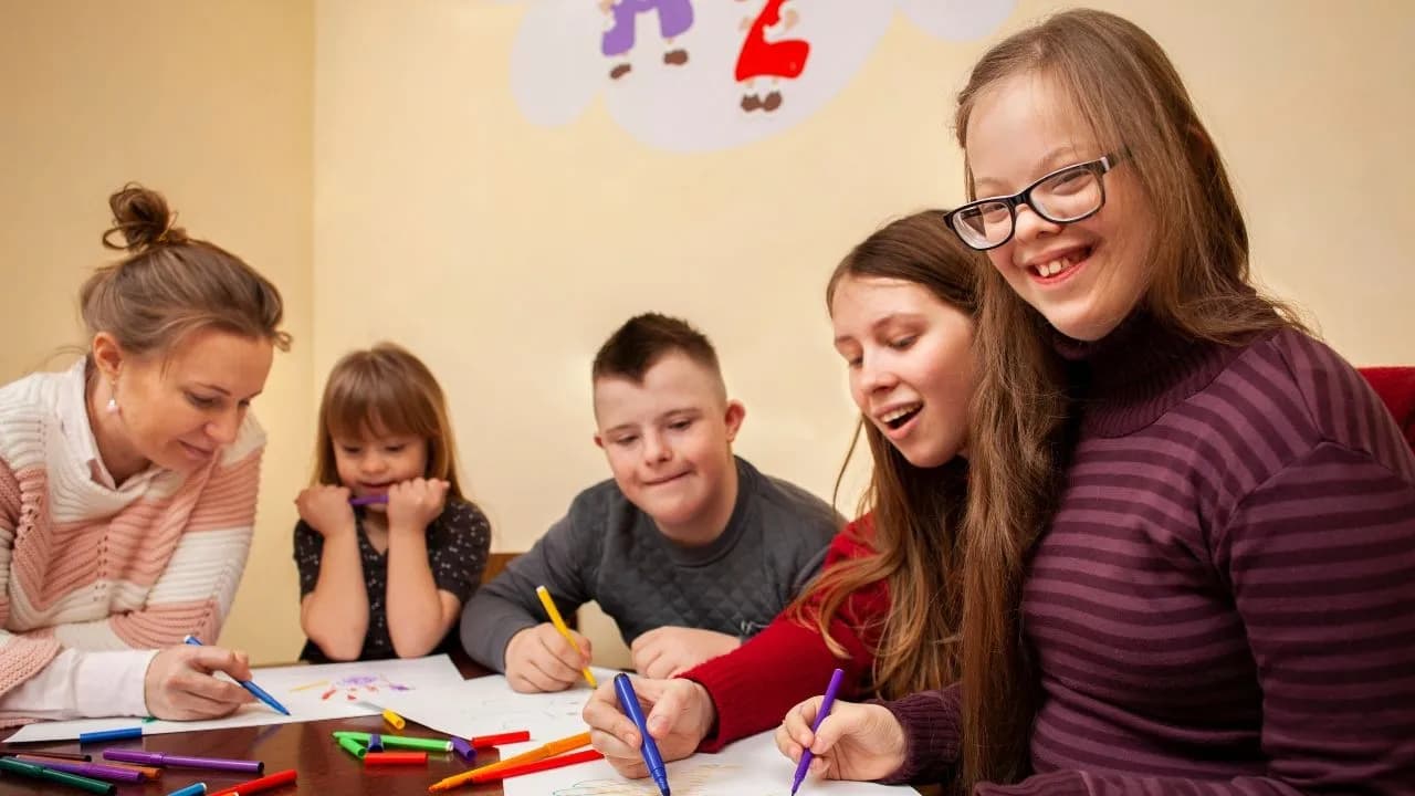 photologuephotos2024-03happy-girl-with-down-syndrome-posing-while-drawing_1jpg photologuephotos2024-03happy-girl-with-down-syndrome-posing-while-drawing_1jpg