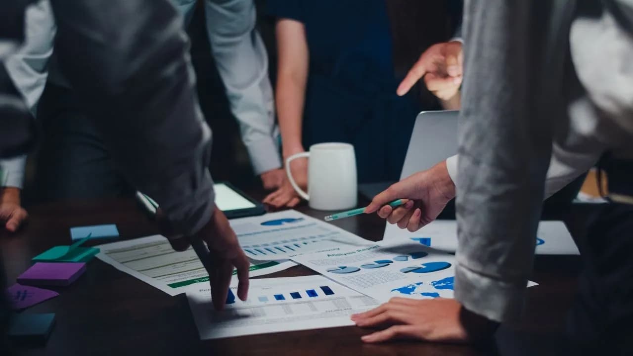 photologuephotos2024-04millennial-asia-businessmen-businesswomen-meeting-brainstorming-ideas-about-new-paperwork-project-colleagues-working-together-planning-success-strategy-enjoy-teamwork-small-modern-night-office_1jpg photologuephotos2024-04millennial-asia-businessmen-businesswomen-meeting-brainstorming-ideas-about-new-paperwork-project-colleagues-working-together-planning-success-strategy-enjoy-teamwork-small-modern-night-office_1jpg