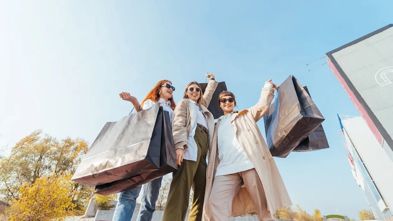 photologuephotos2024-05young-happy-women-with-shopping-bags-walking-streetjpg photologuephotos2024-05young-happy-women-with-shopping-bags-walking-streetjpg