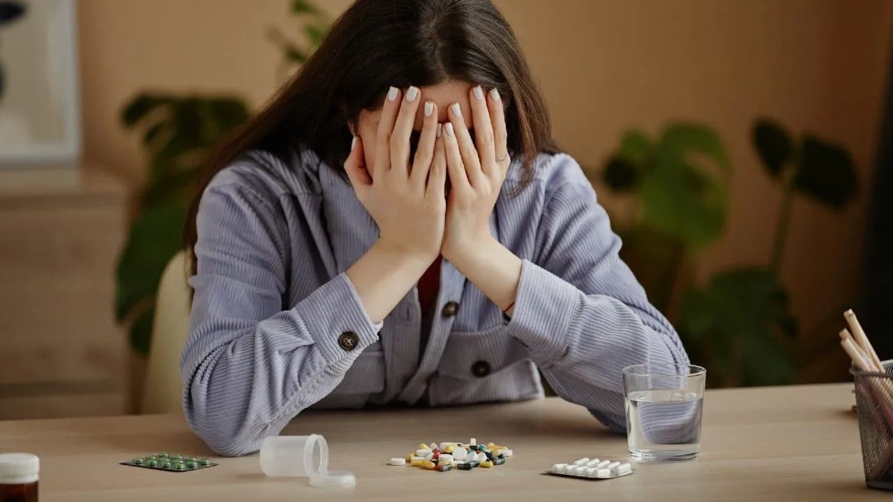 photologuephotos2024-03front-view-portrait-depressed-young-woman-crying-with-pile-pills-table-suffering-from-mental-health-problemsjpg photologuephotos2024-03front-view-portrait-depressed-young-woman-crying-with-pile-pills-table-suffering-from-mental-health-problemsjpg