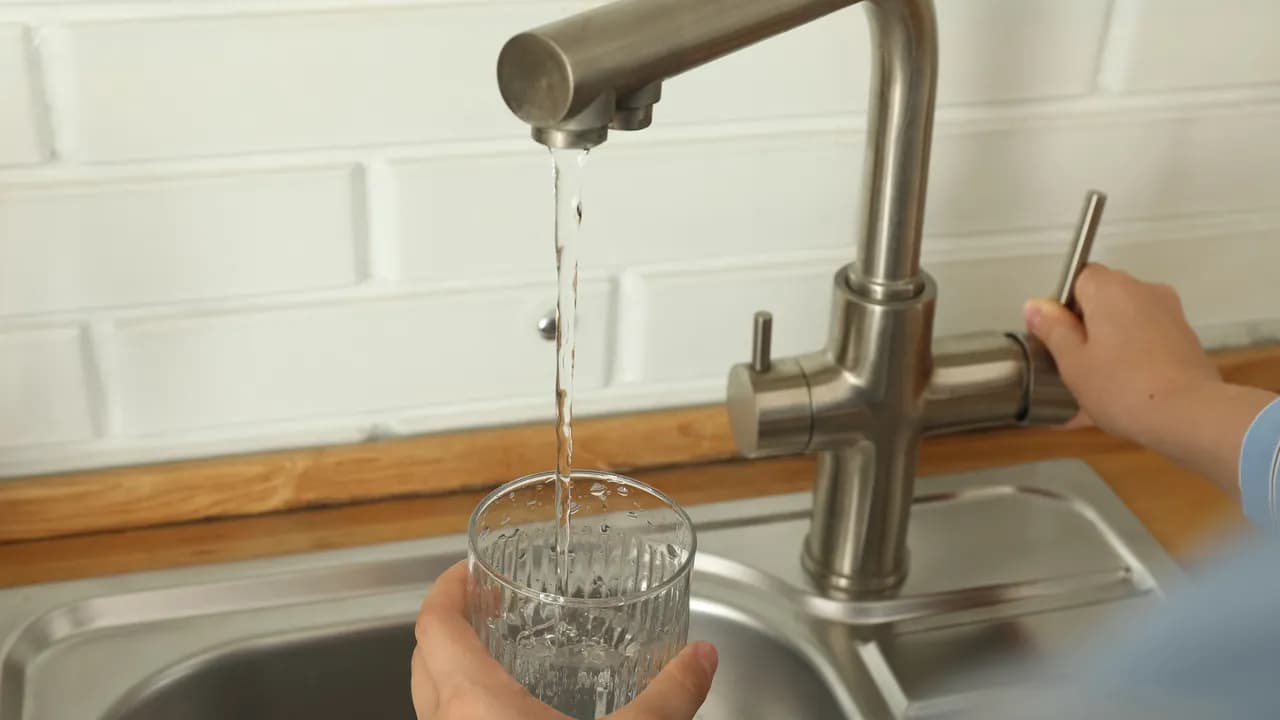 photologuephotos2024-03woman-collects-water-glass-from-tap_1jpg photologuephotos2024-03woman-collects-water-glass-from-tap_1jpg
