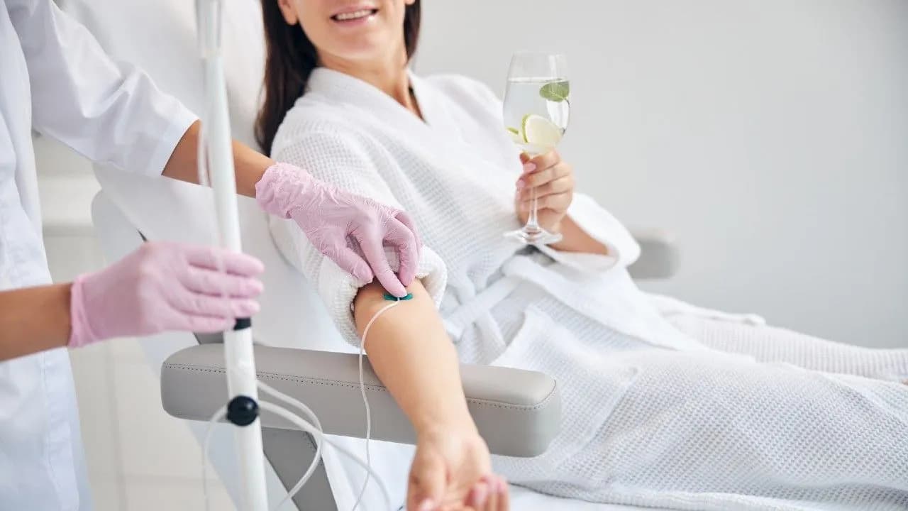 photologuephotos2024-06woman-with-glass-drink-sitting-cosmetic-chairjpg photologuephotos2024-06woman-with-glass-drink-sitting-cosmetic-chairjpg