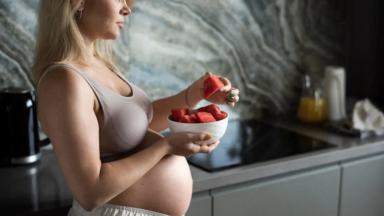 photologuephotos2024-04close-up-pregnant-woman-holding-fruit-bowl_1_0jpg photologuephotos2024-04close-up-pregnant-woman-holding-fruit-bowl_1_0jpg