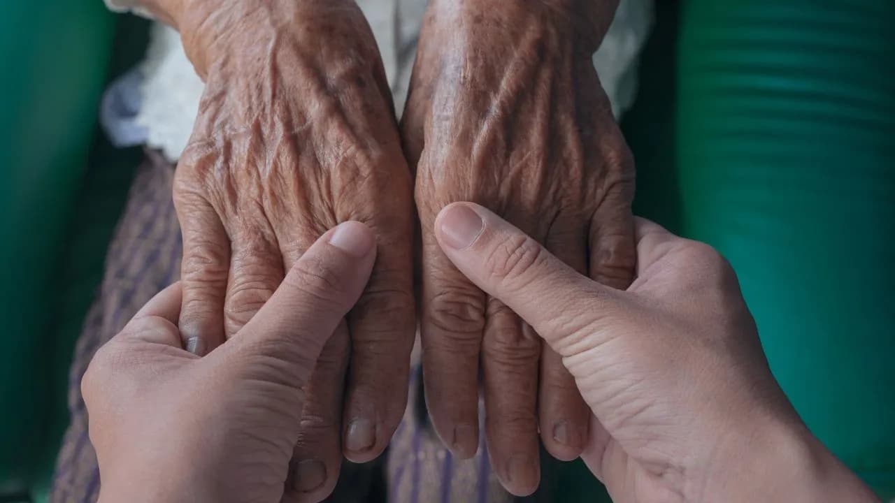 photologuephotos2024-04young-woman-holding-elderly-woman-s-hand_1jpg photologuephotos2024-04young-woman-holding-elderly-woman-s-hand_1jpg