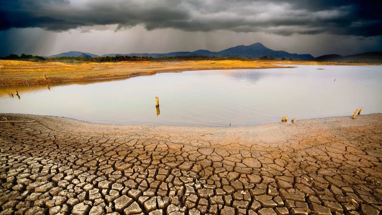 photologuephotos2024-04thunder-storm-sky-rain-clouds-cracked-dry-land-without-wate_1jpg photologuephotos2024-04thunder-storm-sky-rain-clouds-cracked-dry-land-without-wate_1jpg