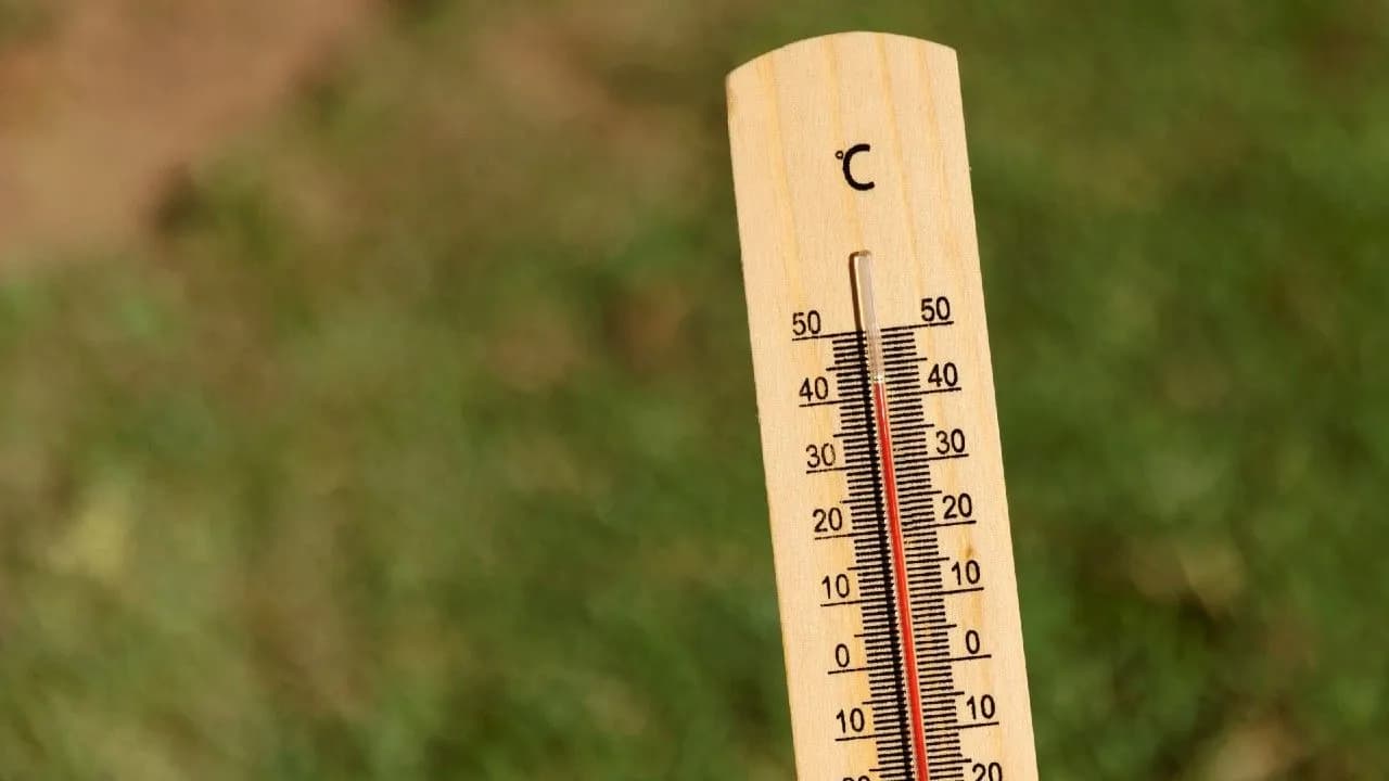 photologuephotos2024-04close-up-thermometer-showing-high-temperaturejpg photologuephotos2024-04close-up-thermometer-showing-high-temperaturejpg