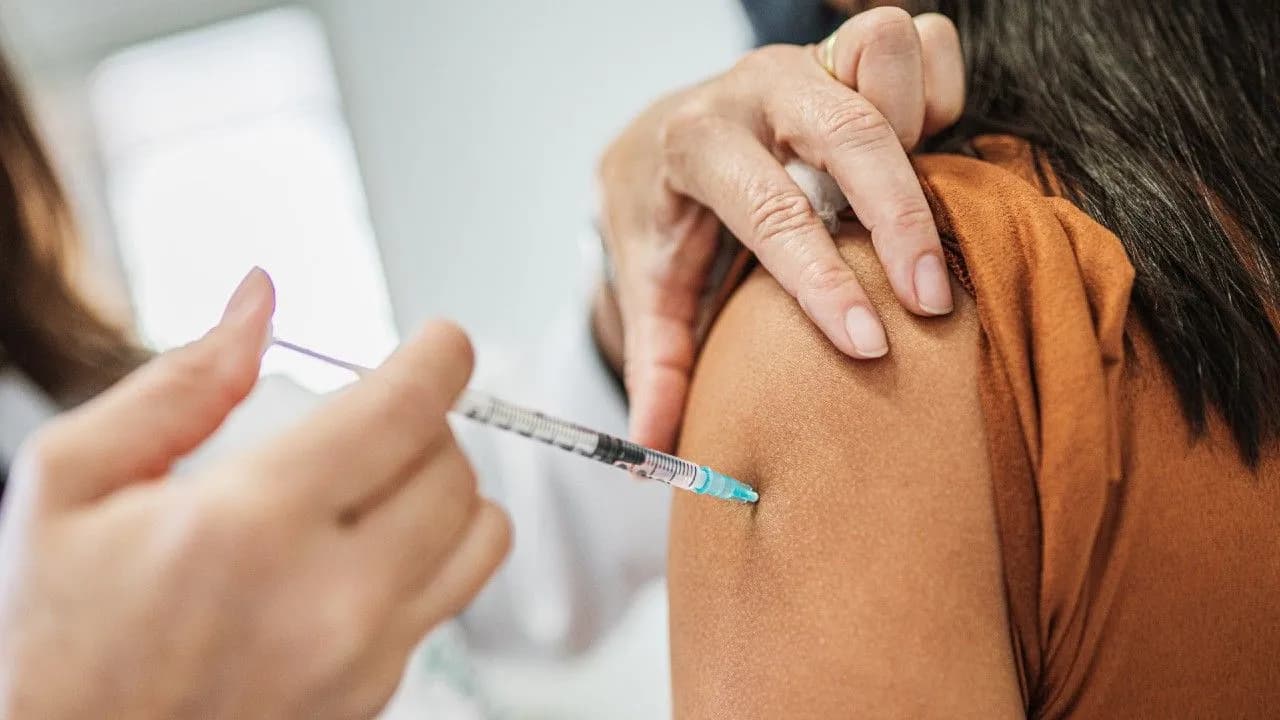 photologuephotos2024-04latin-female-nurse-giving-shot-vaccine-patient-s-shoulder-vaccination-covid-19-pandemicjpg photologuephotos2024-04latin-female-nurse-giving-shot-vaccine-patient-s-shoulder-vaccination-covid-19-pandemicjpg