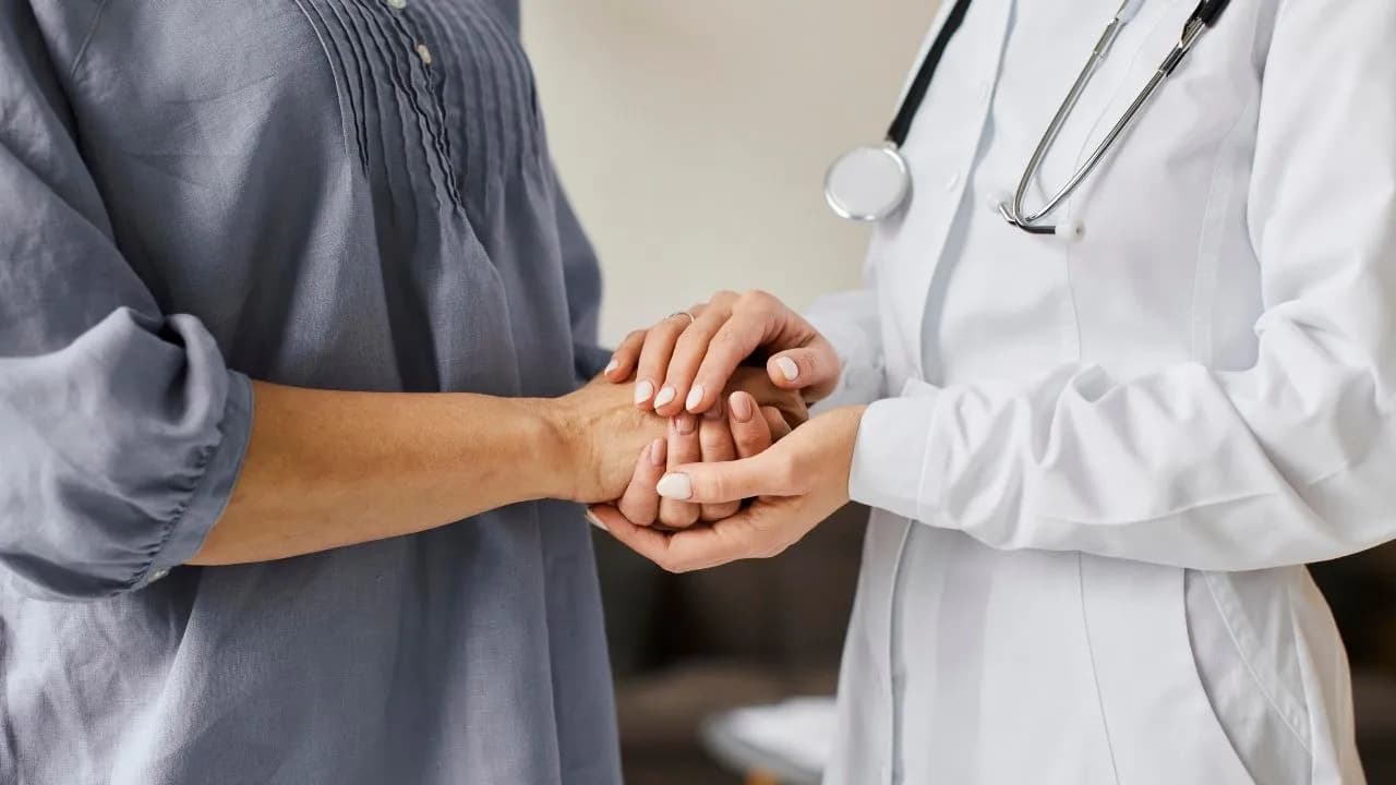 photologuephotos2024-04covid-recovery-center-female-doctor-holding-older-patient-s-hands_1jpg photologuephotos2024-04covid-recovery-center-female-doctor-holding-older-patient-s-hands_1jpg