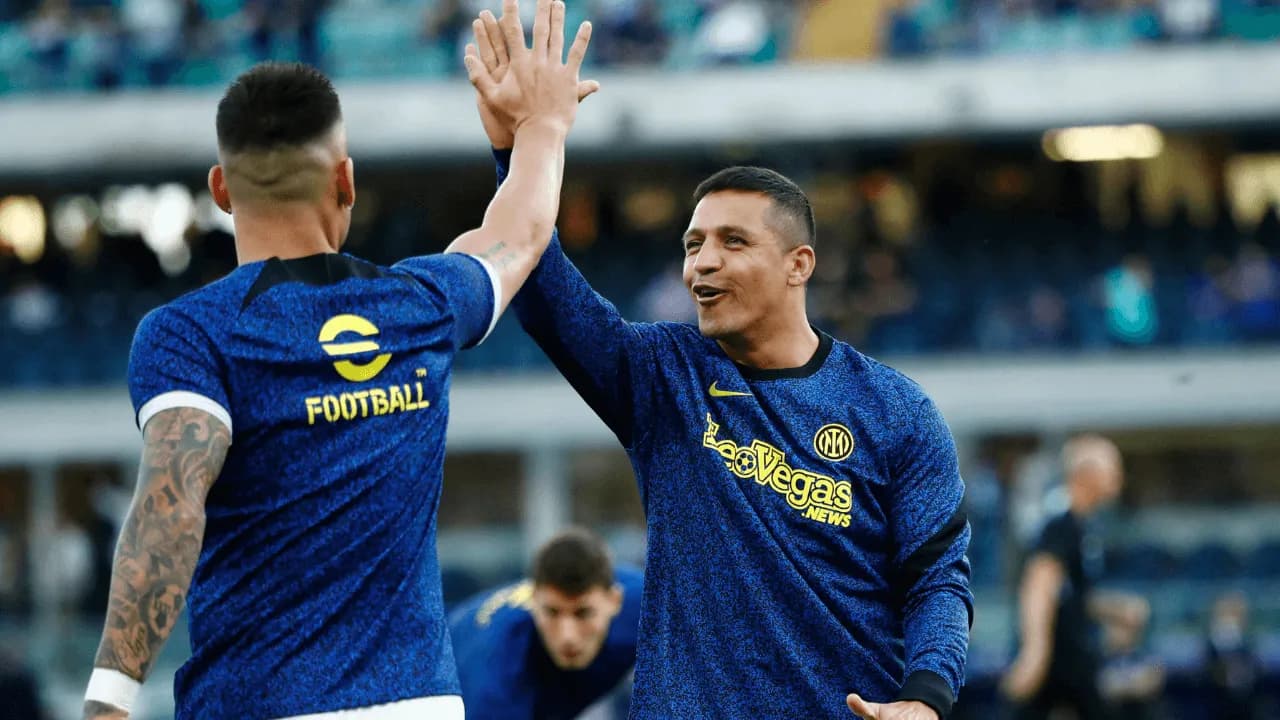 photologuephotos2024-06alexis_sanchez_choca_su_mano_con_lautaro_martinez_companeros_en_el_inter_de_milan_0png photologuephotos2024-06alexis_sanchez_choca_su_mano_con_lautaro_martinez_companeros_en_el_inter_de_milan_0png