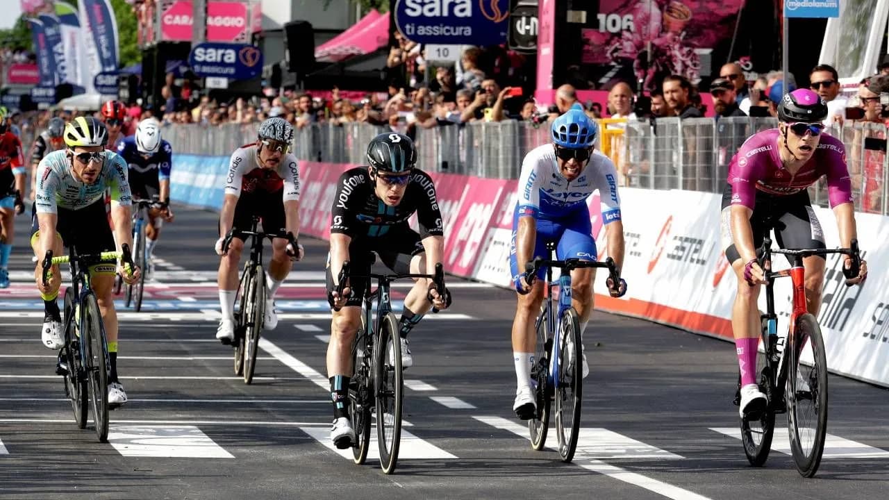 photologuephotos2024-05asi_van_los_colombianos_en_el_giro_de_italia_2024_daniel_martinez_y_einer_rubio_encabezan_el_topjpg photologuephotos2024-05asi_van_los_colombianos_en_el_giro_de_italia_2024_daniel_martinez_y_einer_rubio_encabezan_el_topjpg