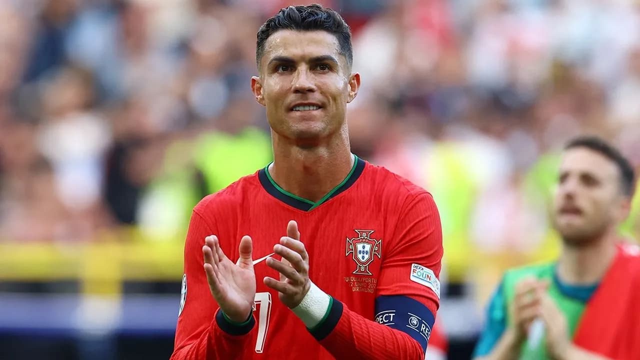photologuephotos2024-09cristiano_ronaldo_aplaude_a_los_seguidores_de_portugaljpg photologuephotos2024-09cristiano_ronaldo_aplaude_a_los_seguidores_de_portugaljpg