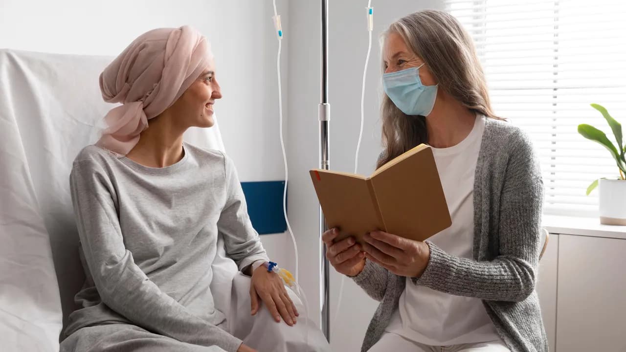 photologuephotos2024-08female-patients-talking-hospitaljpg photologuephotos2024-08female-patients-talking-hospitaljpg