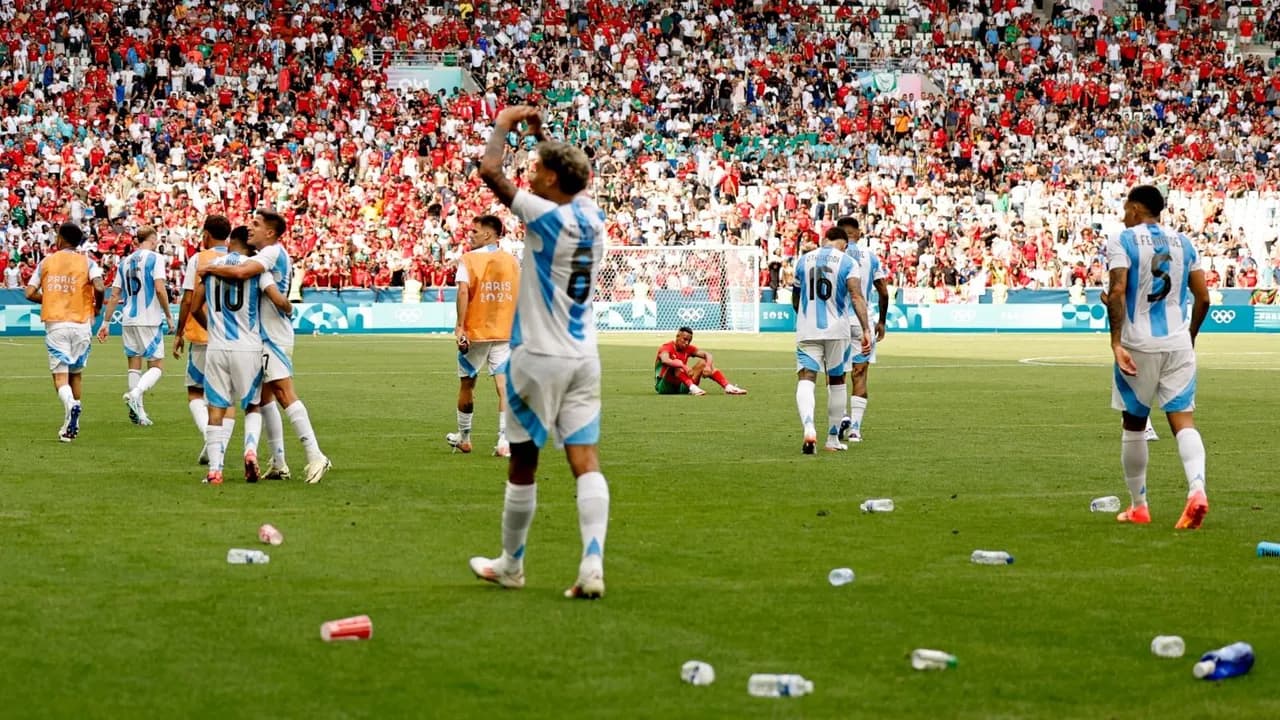 photologuephotos2024-07botellas_en_el_cespedjpeg photologuephotos2024-07botellas_en_el_cespedjpeg