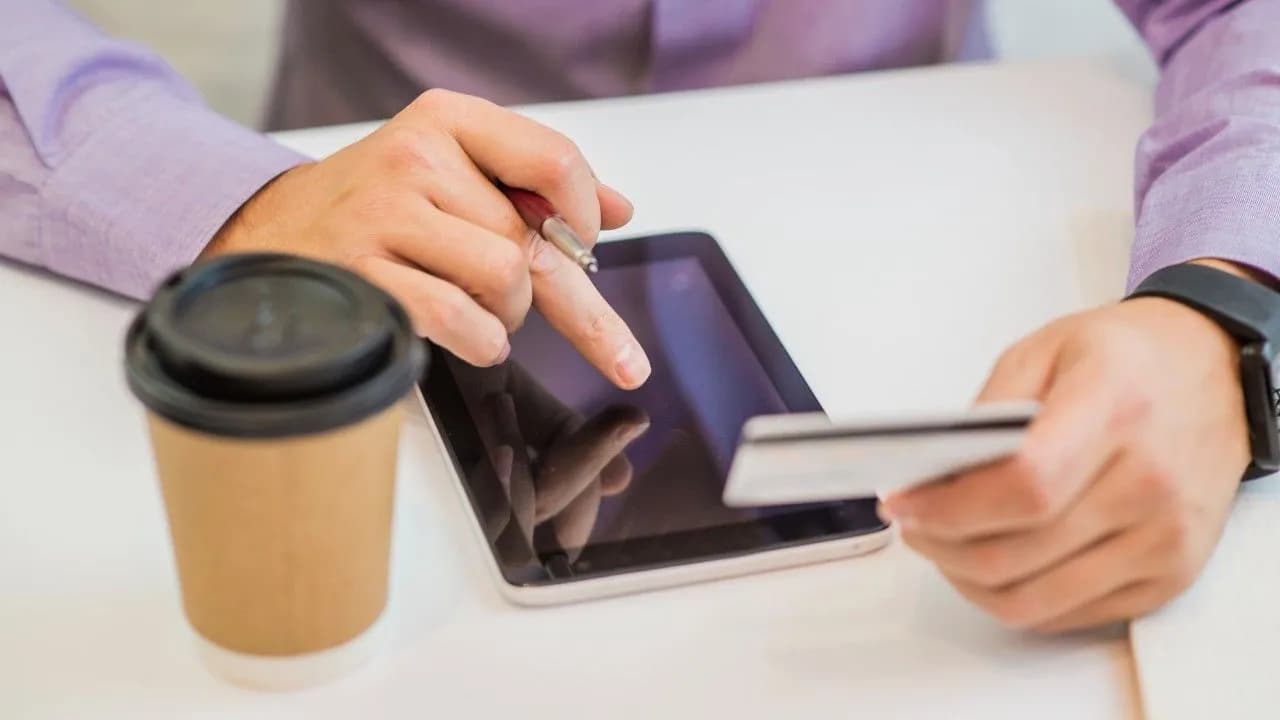 photologuephotos2024-11man-holding-credit-card-tablet-workplace-background_1jpg photologuephotos2024-11man-holding-credit-card-tablet-workplace-background_1jpg