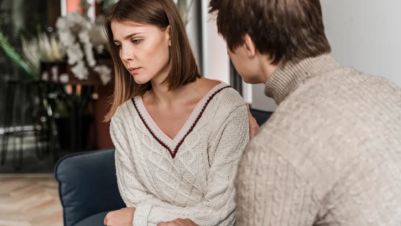 photologuephotos2022-12husband-trying-to-talk-to-his-worried-wifejpg photologuephotos2022-12husband-trying-to-talk-to-his-worried-wifejpg