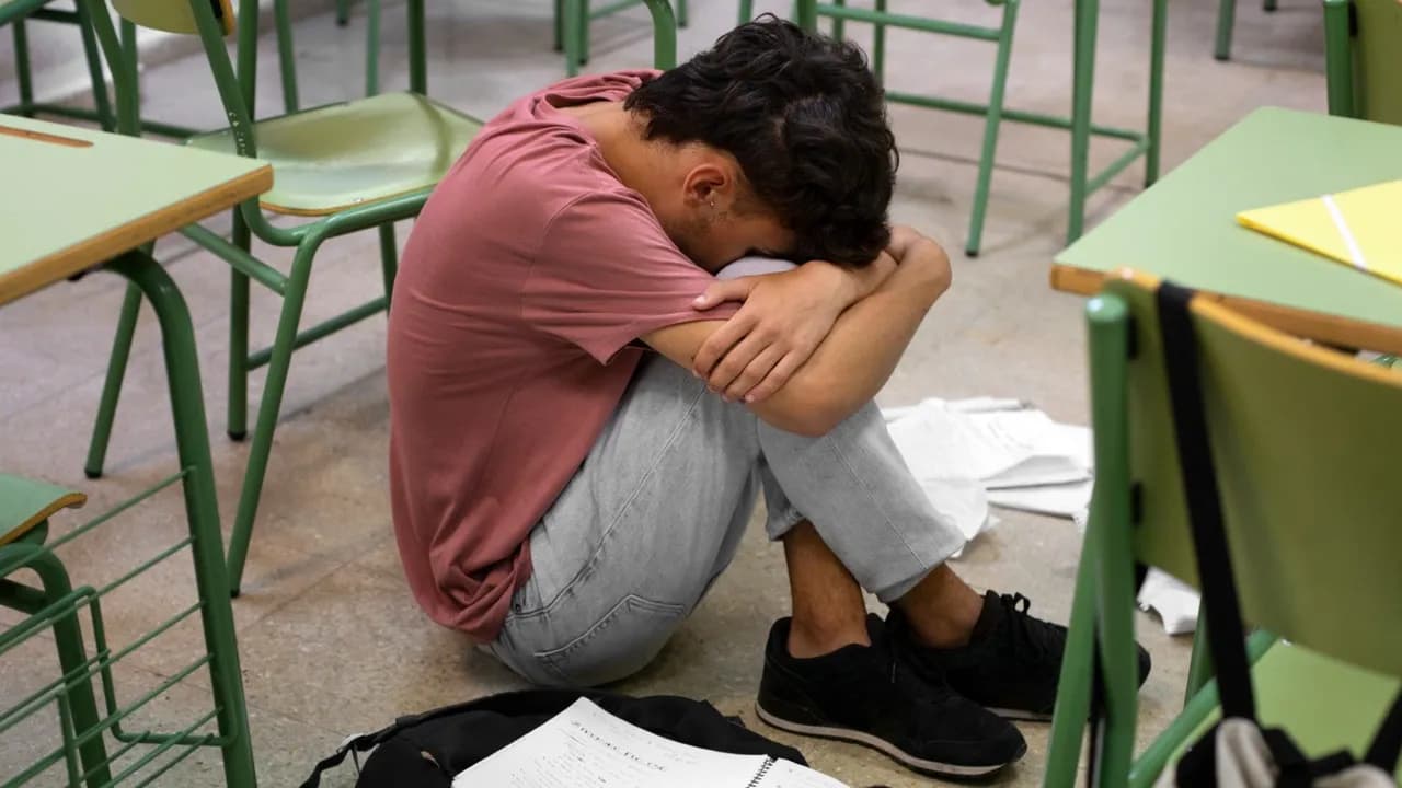 photologuephotos2025-01full-shot-sad-boy-schooljpg photologuephotos2025-01full-shot-sad-boy-schooljpg