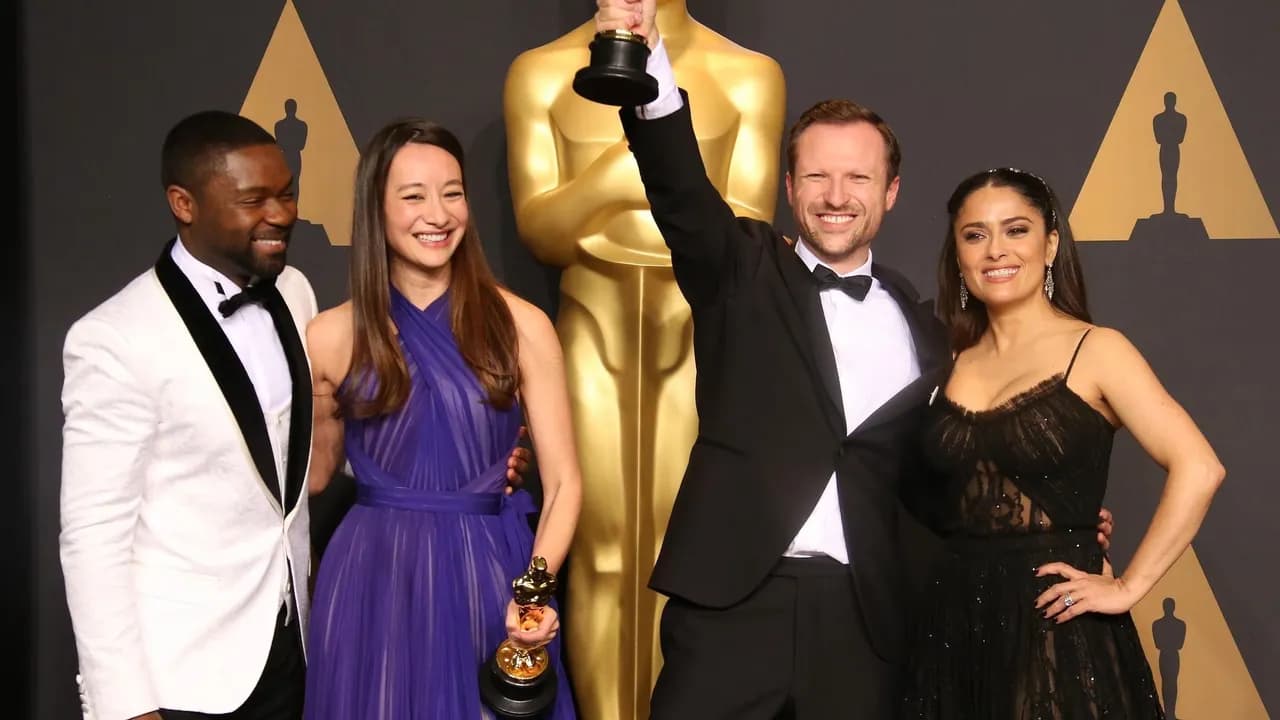 photologuephotos2024-11orlando-von-einsiedel-and-joanna-natasegara-white-helmets-oscarsjpg photologuephotos2024-11orlando-von-einsiedel-and-joanna-natasegara-white-helmets-oscarsjpg