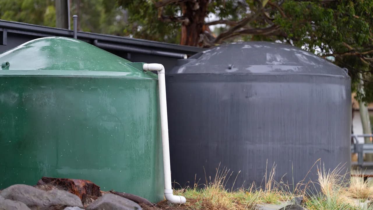 photologuephotos2025-02offgrid-water-tanks-catching-rain-drinking-house-australiajpg photologuephotos2025-02offgrid-water-tanks-catching-rain-drinking-house-australiajpg