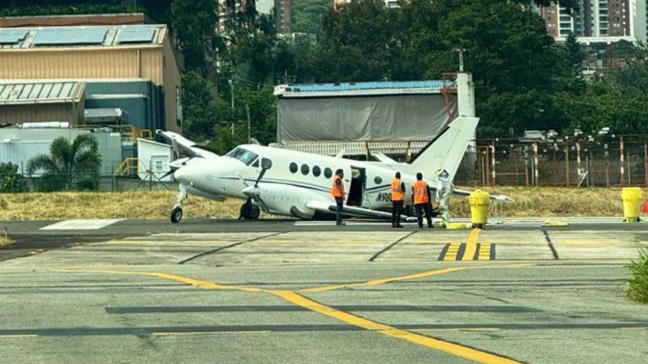 photologuephotos2025-01un_avion_que_cubria_la_ruta_manizales-medellin_sufrio_una_falla_en_su_tren_de_aterrizajejpg photologuephotos2025-01un_avion_que_cubria_la_ruta_manizales-medellin_sufrio_una_falla_en_su_tren_de_aterrizajejpg