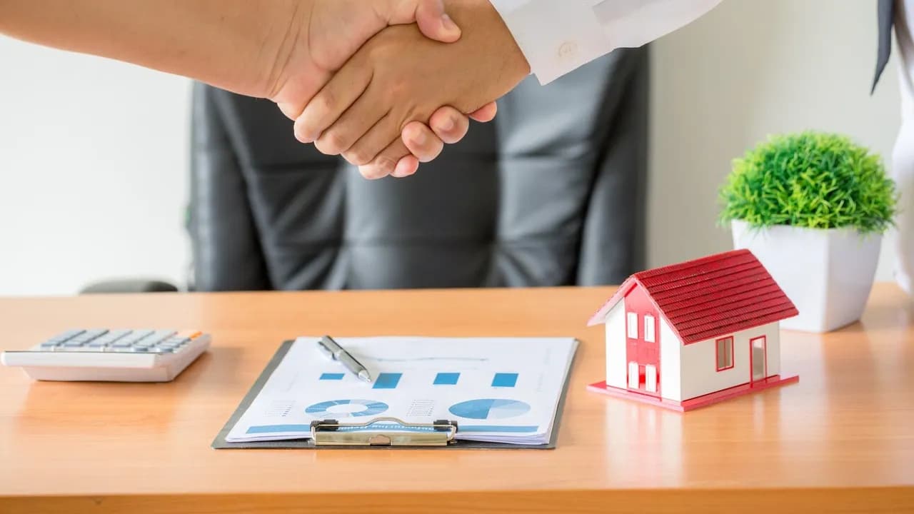 photologuephotos2023-01hands-of-agent-and-client-shaking-hands-after-signed-contract-buy-new-apartmentjpg photologuephotos2023-01hands-of-agent-and-client-shaking-hands-after-signed-contract-buy-new-apartmentjpg