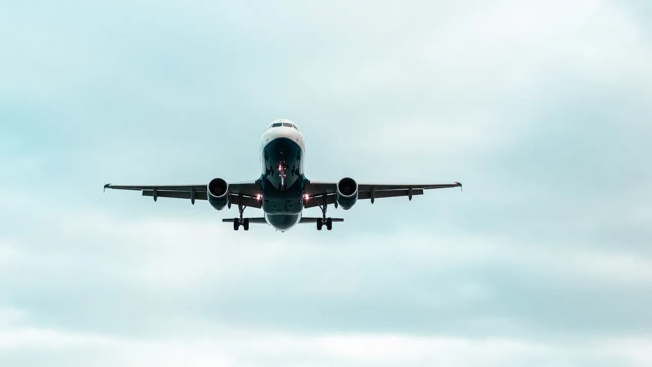 photologuephotos2023-01airplane-flying-up-in-the-sky-with-beautiful-blue-skyjpg photologuephotos2023-01airplane-flying-up-in-the-sky-with-beautiful-blue-skyjpg