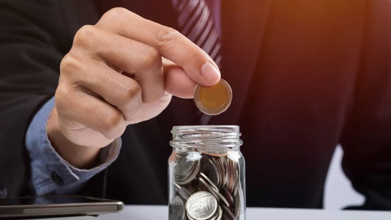 photologuephotos2025-02hand-putting-mix-coins-seed-clear-bottle-copyspace-business-investment-growth-concept_1jpg photologuephotos2025-02hand-putting-mix-coins-seed-clear-bottle-copyspace-business-investment-growth-concept_1jpg